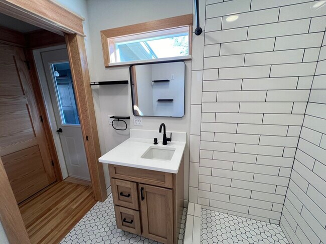 258 Center St Unit Upper
