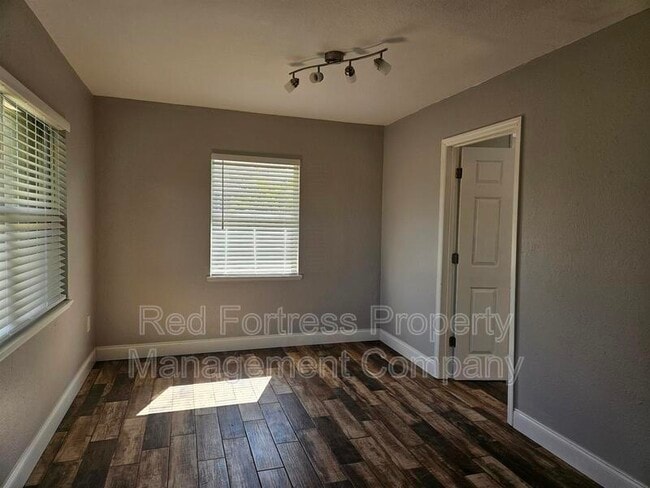 Photo - 433 South Dr