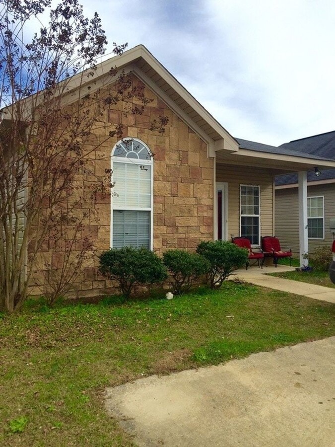 Nice 3 Bed 2 Bath Home! Available Now! - Nice 3 Bed 2 Bath Home! Available Now!