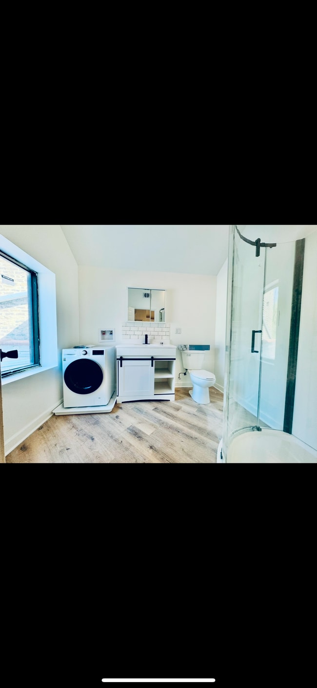 Building Photo - 2203 N Clybourn Ave Unit 2