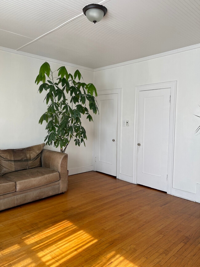 177 S Sycamore Ave