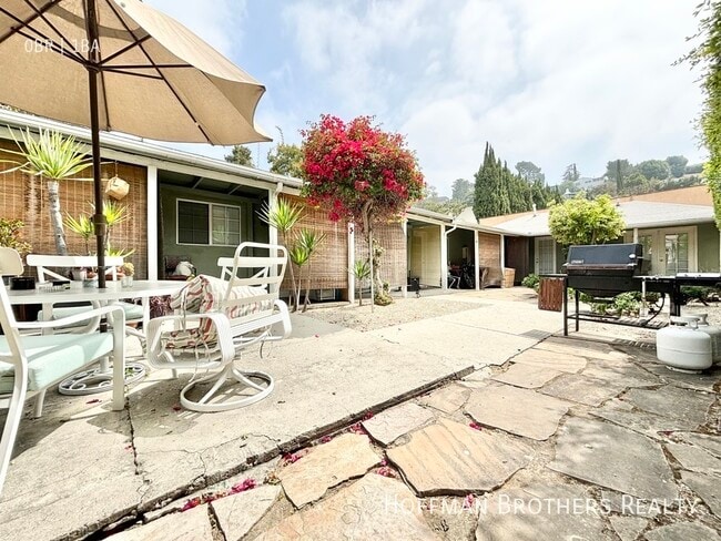 Building Photo - 2448 Beachwood Dr Unit 5A