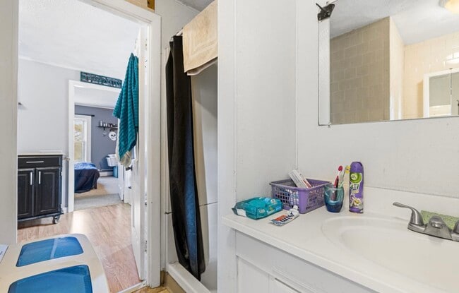 Building Photo - 58 Read Ave Unit Apartment 3