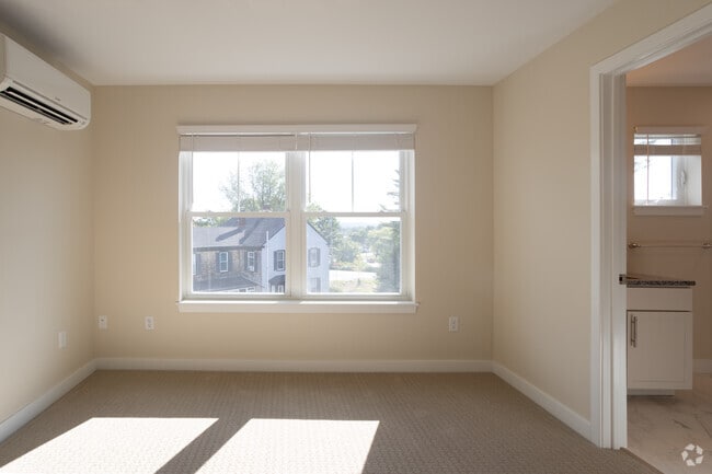 2BR, 2BA, -990sf