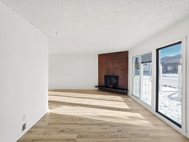 Photo - 240-230 30 Ave NE