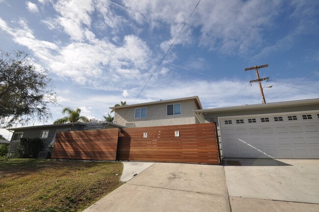 HUGE House!! CLOSEST to Campus! - HUGE House!! CLOSEST to Campus!