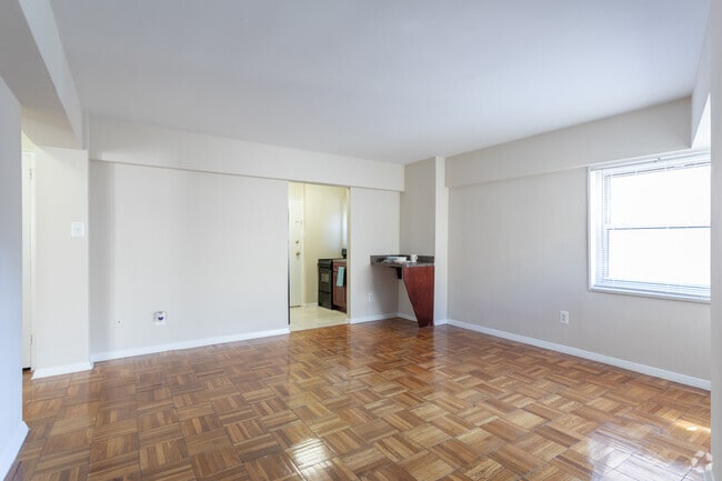 1BR, 1BA - 525 SF - Capital Plaza Apartments