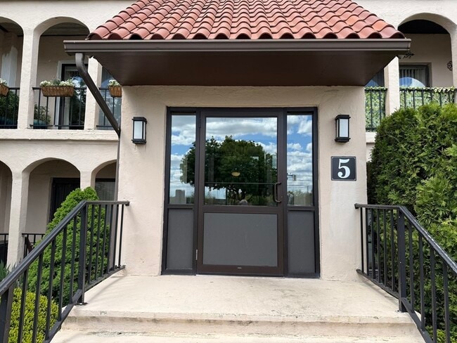 Building Photo - 685 Oak St Unit 5-10
