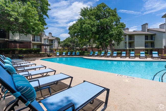 Piscina con solárium: refrescantes vistas al agua y muchos asientos cerca de Arlington - Three60 North Apartments