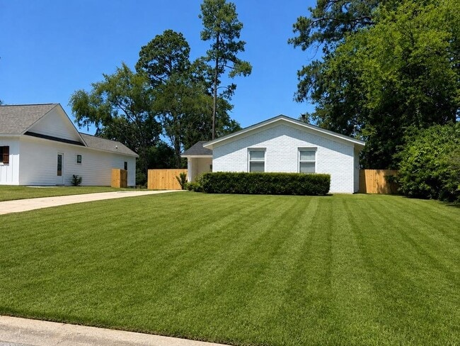 Building Photo - 1209 Azalea Dr