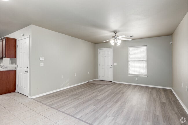 2BR, 2BA - 1000SF - Living Room - Cross Creek Landing 62+