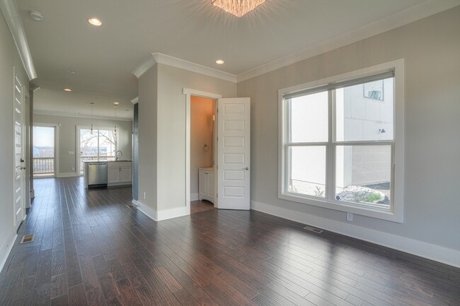 Photo - 908 Youngs Ln