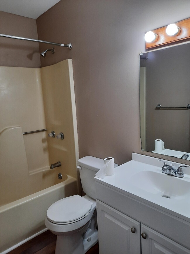 Photo - 142 Pickwick Pl