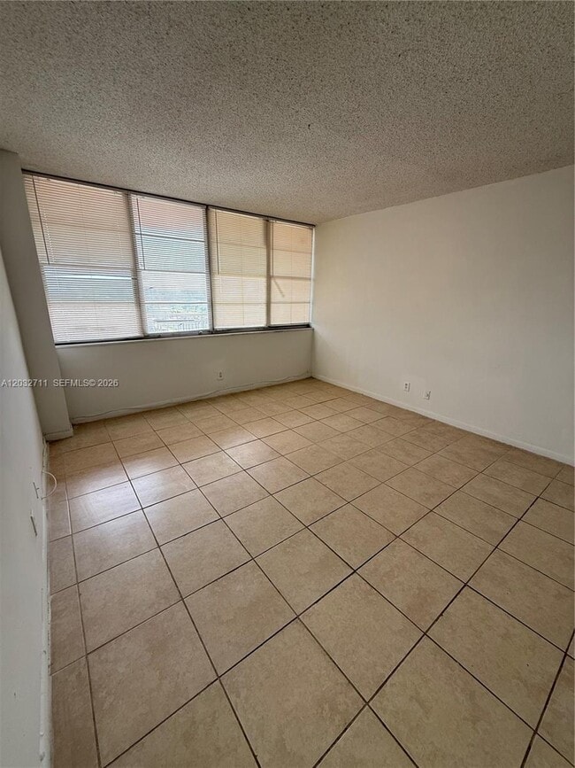 Building Photo - 2025 NE 164th St Unit 812