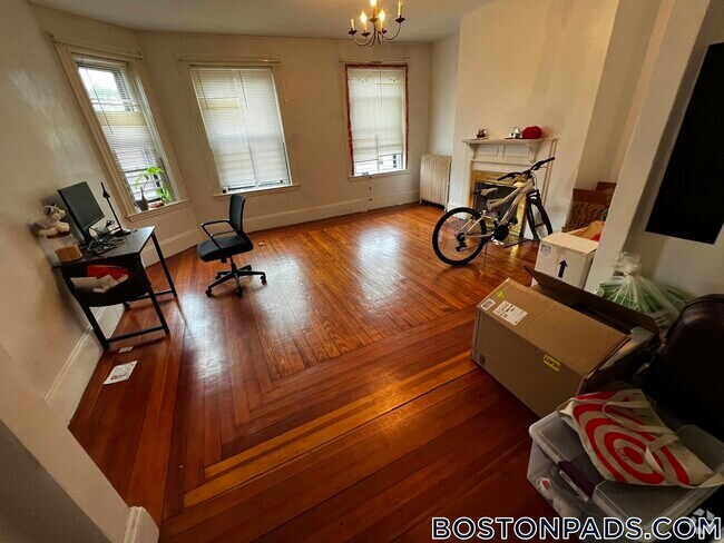 Building Photo - 4 Centre St Rental