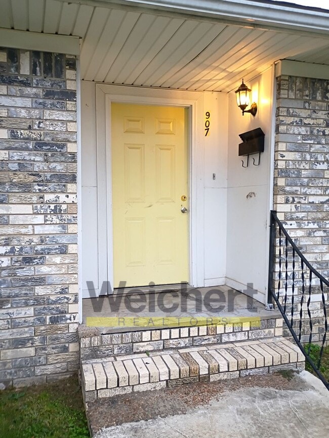 Photo - Convenient 3BR/1.5BA Duplex Near Schools and Shopping