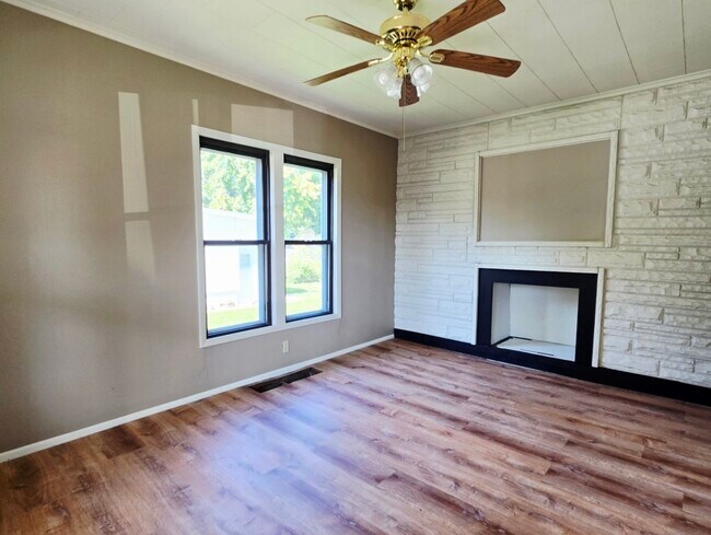 Photo - 141 W 1st St