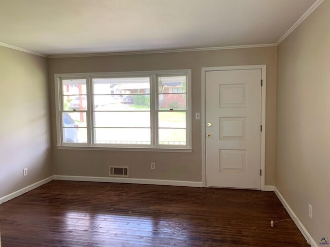 3240 Commodore Dr