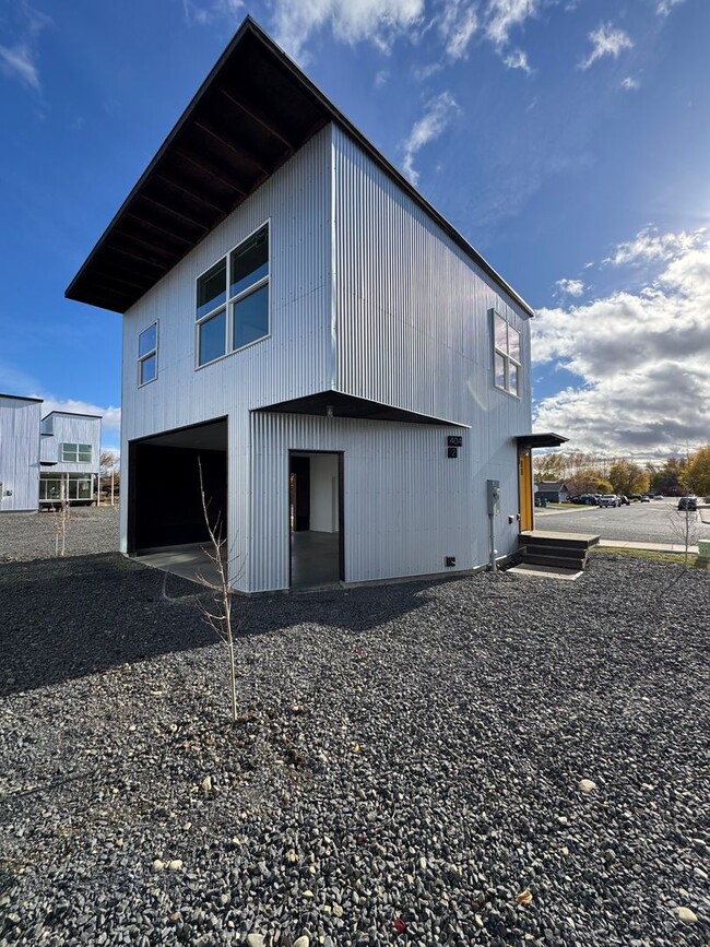 Building Photo - 1BR, 1BA with Huge Garage