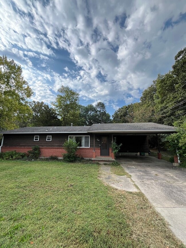 Building Photo - 3 bedroom 2 bath home near campus