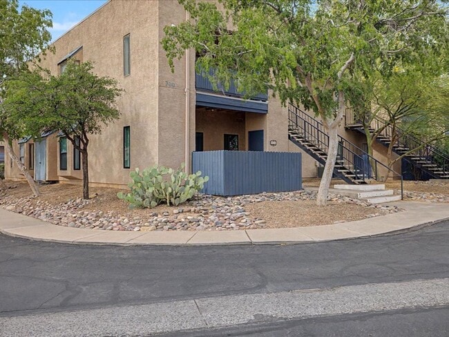 Building Photo - 2 Bedroom 2 Bathroom with Community Pool and Spa!