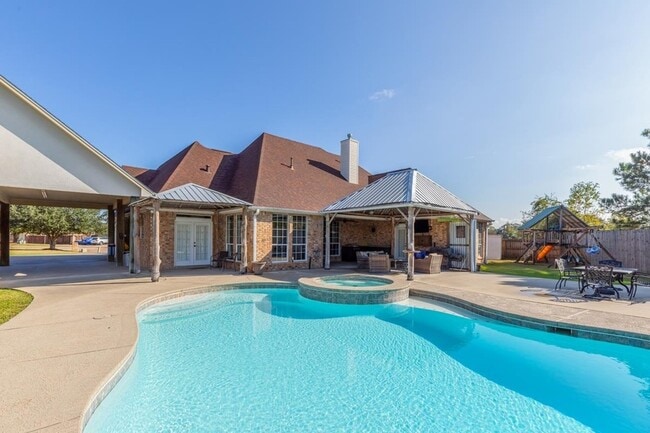 Photo - 665 Winchester Dr