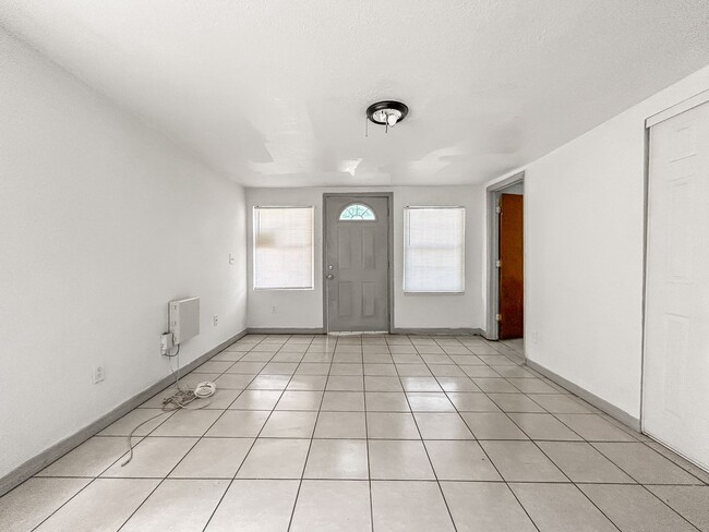 Photo - Spacious Tampa Home for Rent | Great Location & Large Yard! 3bed |2bath