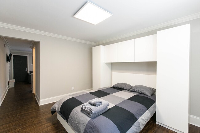 Queen Bed With Closet Space - The Residence at 1743 N Decatur