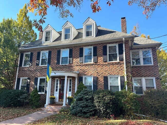 Building Photo - 512 Townsend Ave Unit 1R