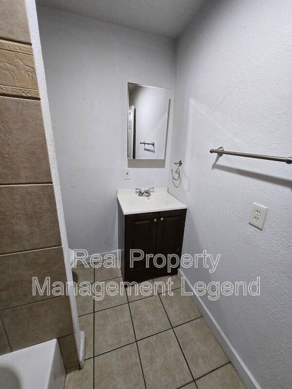 Photo - 933 Gillham Rd