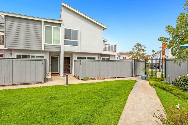 Building Photo - Spacious end unit-3 bedroom townhome in a prime Costa Mesa location