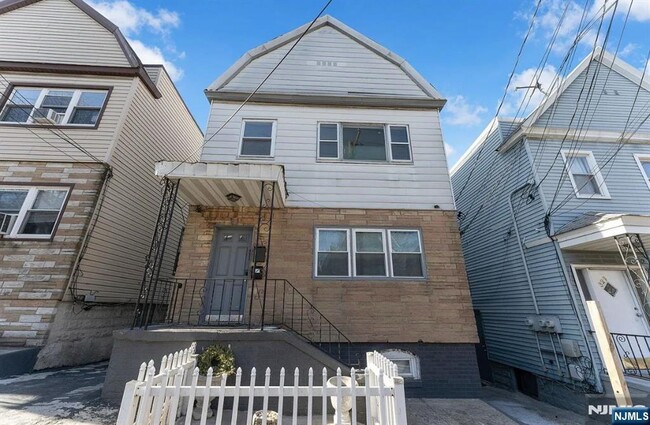 Building Photo - 327 Columbia Ave Unit 2-2 Rental