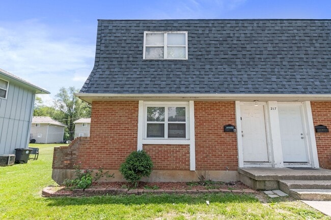 Building Photo - Spacious Belton Duplex with Full Basement—Great Location!