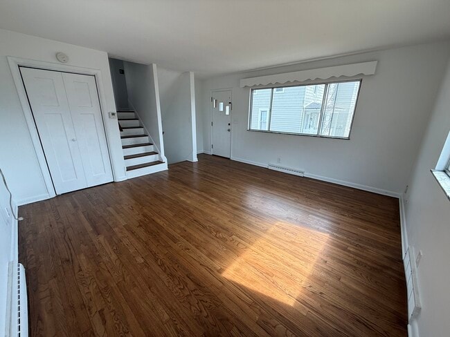 Photo - 15 W York St