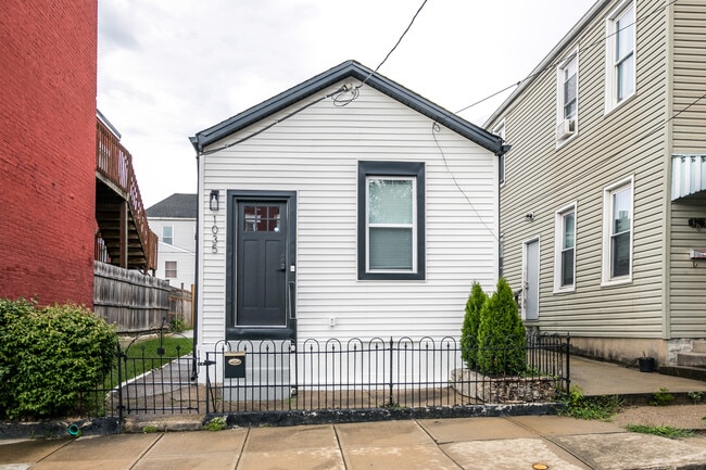 Building Photo - 1035 Hamlet St