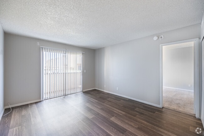 1BR, 1BA - 658SF - Living Room
