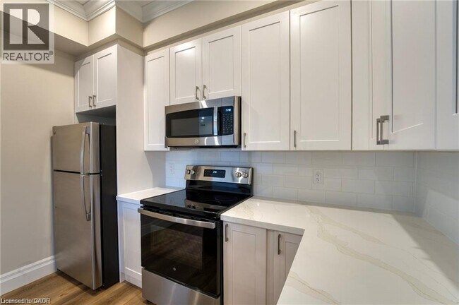 Photo - 100 Charlton Ave W Unité 203