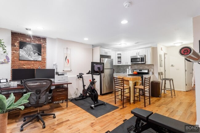 Building Photo - 403 Monroe St Rental