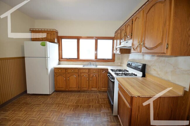 Photo - 39 Montfern Ave Unit 3