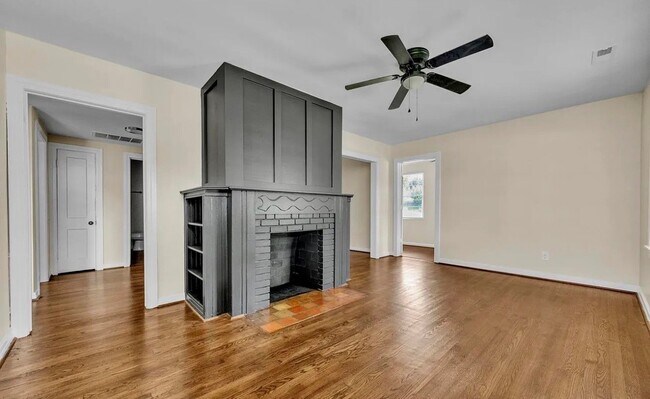 Photo - 741 Center Pl SW