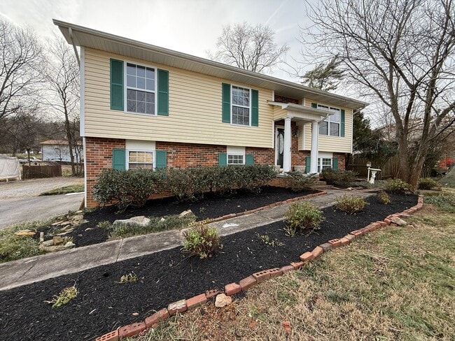 Photo - 220 Brampton Rd