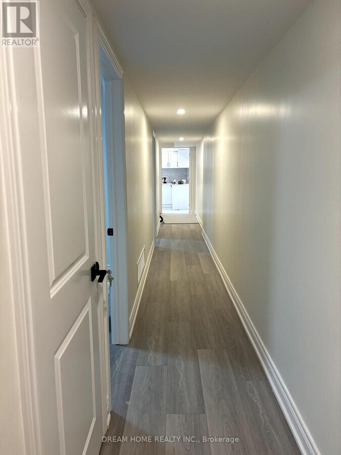 Photo - 643 Bathurst St