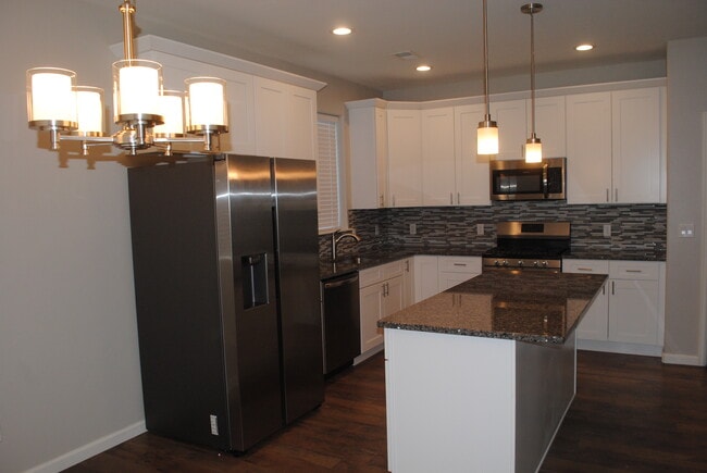 Photo - 454 Lewis St