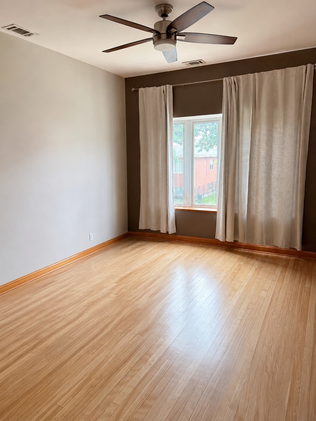 Living room - 2nd floor - 2822 W 40th St Unit Second Floor