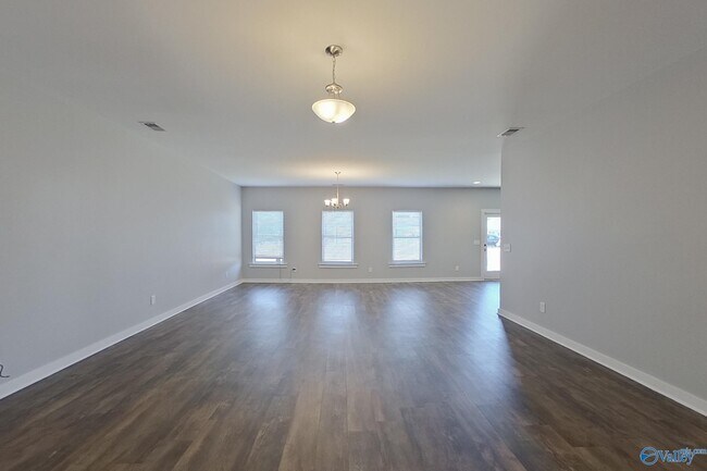 Photo - 204 White Oak Cir