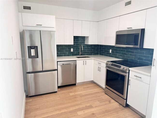 Photo - 5161 Collins Ave Unidad 916