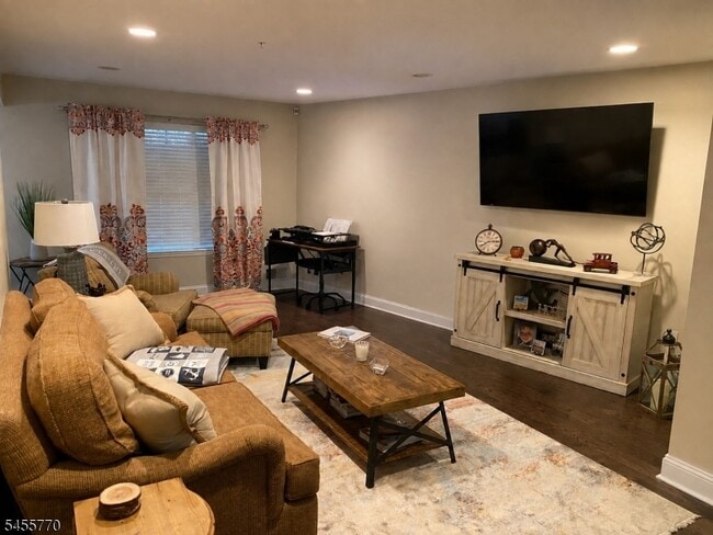 Photo - 264 Riveredge Dr