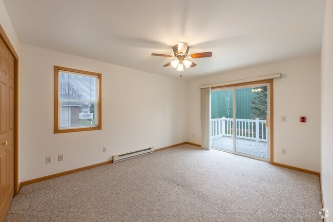 2BR, 1BA - 950SF - Primary Bedroom