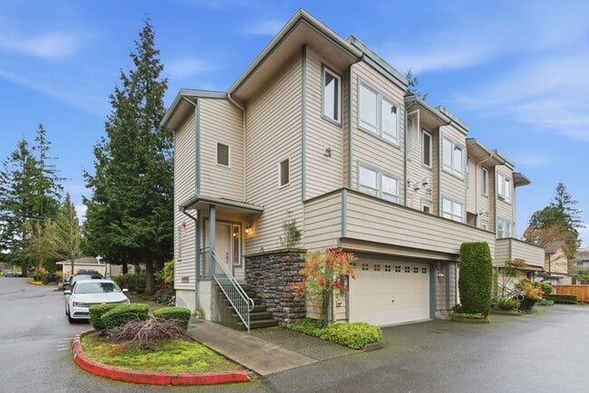 Building Photo - Modern Bellevue Townhome with Great Finishes