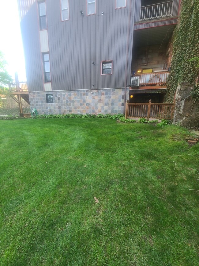 Vista de la unidad desde el lateral con patio. - 277 Bluff St Unidad Studio #1 Garden